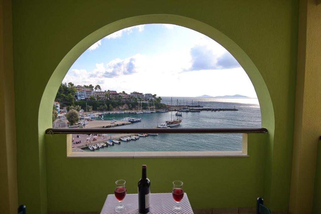 帕蒂迪里奥哈拉维吉酒店的享有水体景致的窗户