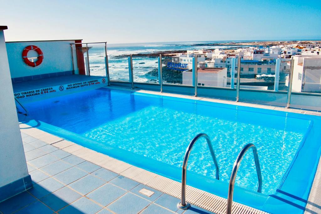 科蒂略Casa Yerida的一座位于一座海洋建筑屋顶上的游泳池