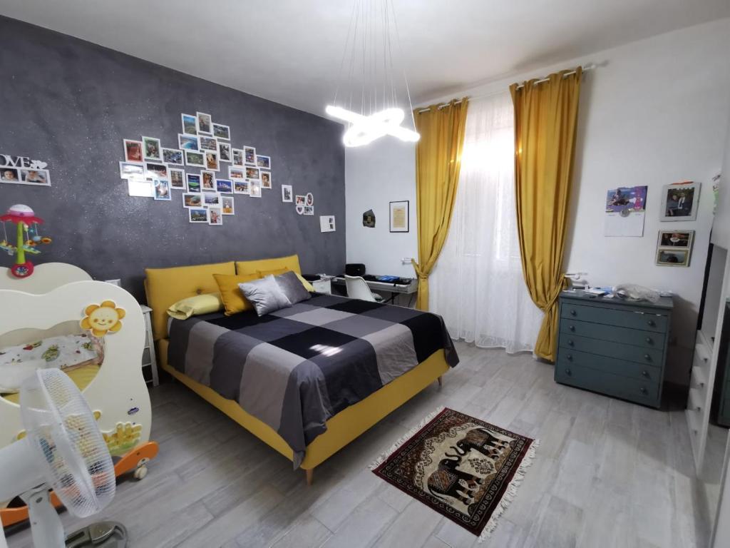 比萨Zenzero e Limone的一间卧室配有黄色和黑色的床和一张书桌