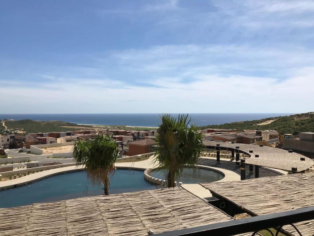 卡波圣卢卡斯Cabo Cottage Copala · Stunning * Luxury Ocean View 2BR*Resort Living的享有带游泳池的度假村景致
