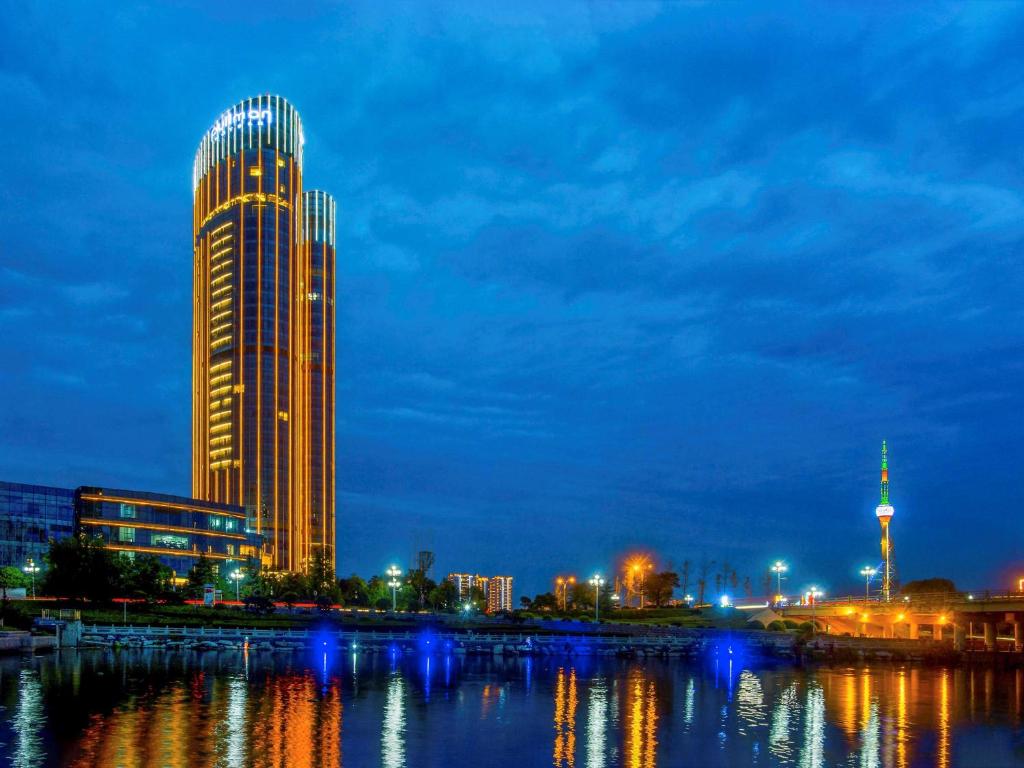 临沂市临沂鲁商铂尔曼大酒店的河边的一座高楼
