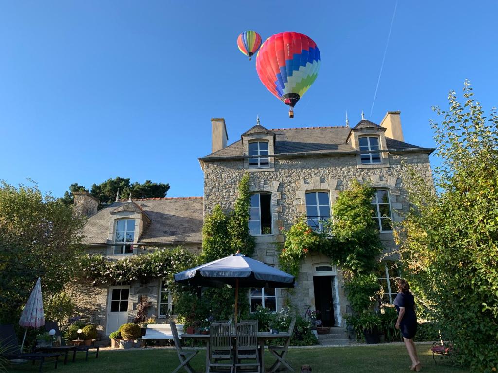 Le Minihic-sur-RanceLa Maison Les Mimosas的飞过房子的热气球