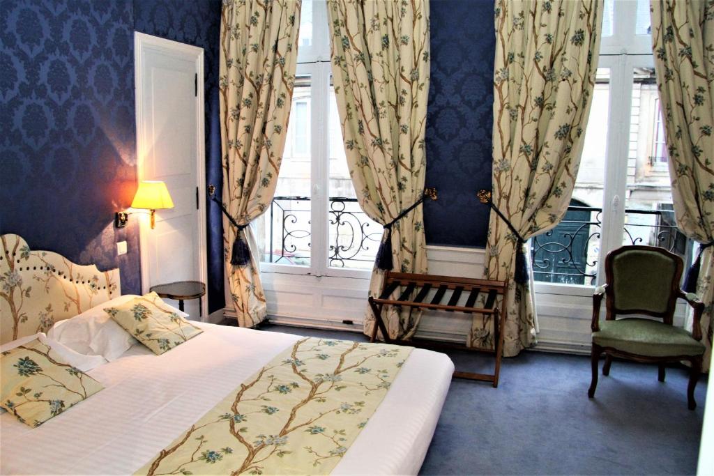 维莱科特雷摄政酒店的酒店客房设有两张床和窗户。