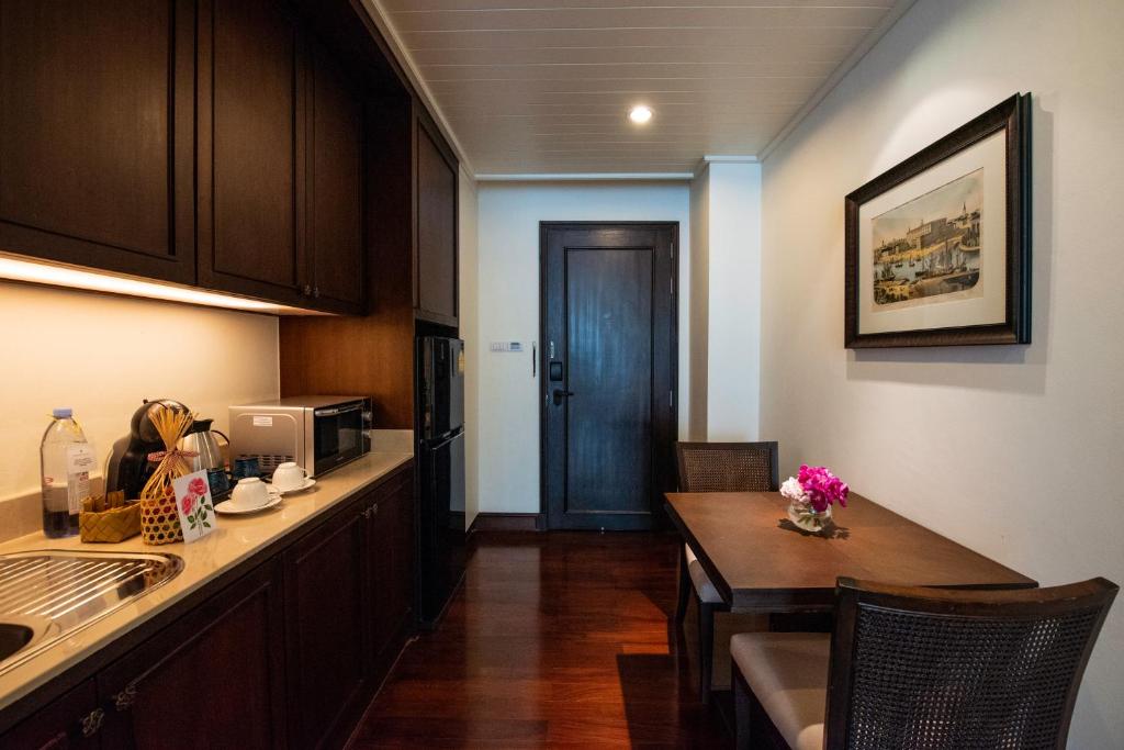 曼谷The Rose Residence, Bangkok的带水槽和台面的厨房