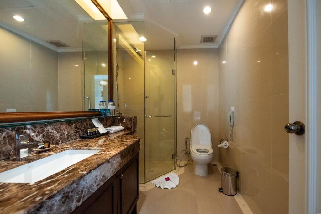 曼谷The Rose Residence, Bangkok的带水槽、淋浴和马桶的浴室