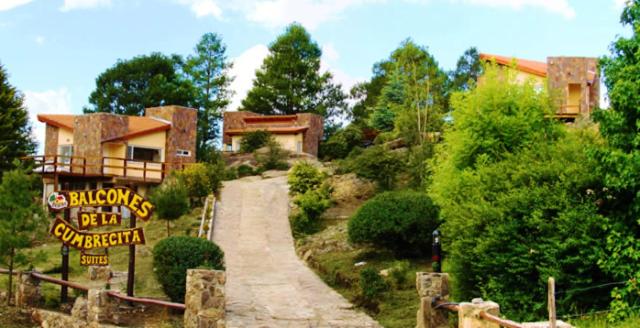 坎伯雷塔Balcones de La Cumbrecita的山丘上的房子,前面有标志