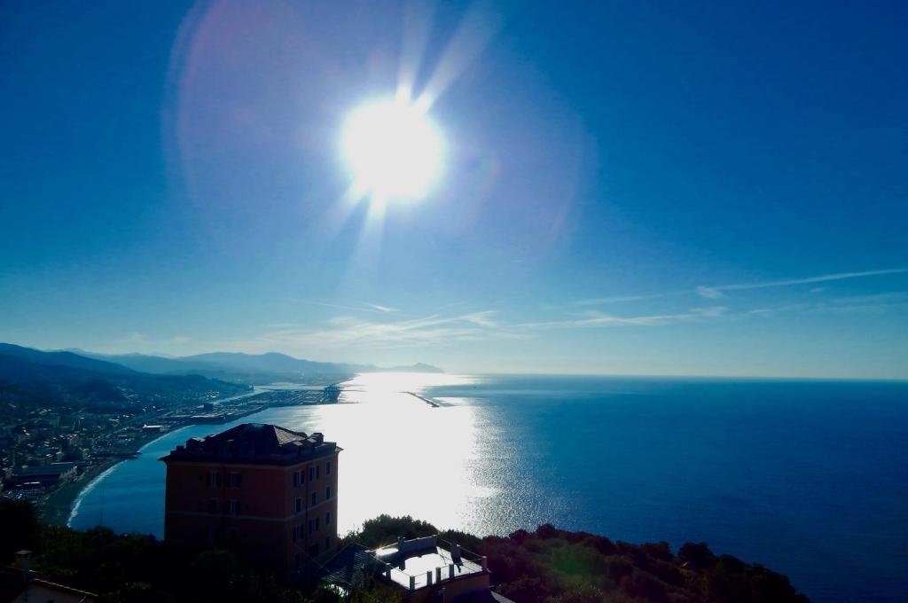 热那亚LE GIÜE的阳光灿烂的天空,欣赏海景