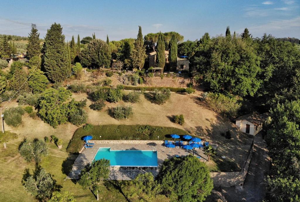 蒙泰斯佩尔托利Podere Casanova的享有带游泳池的庄园的空中景致