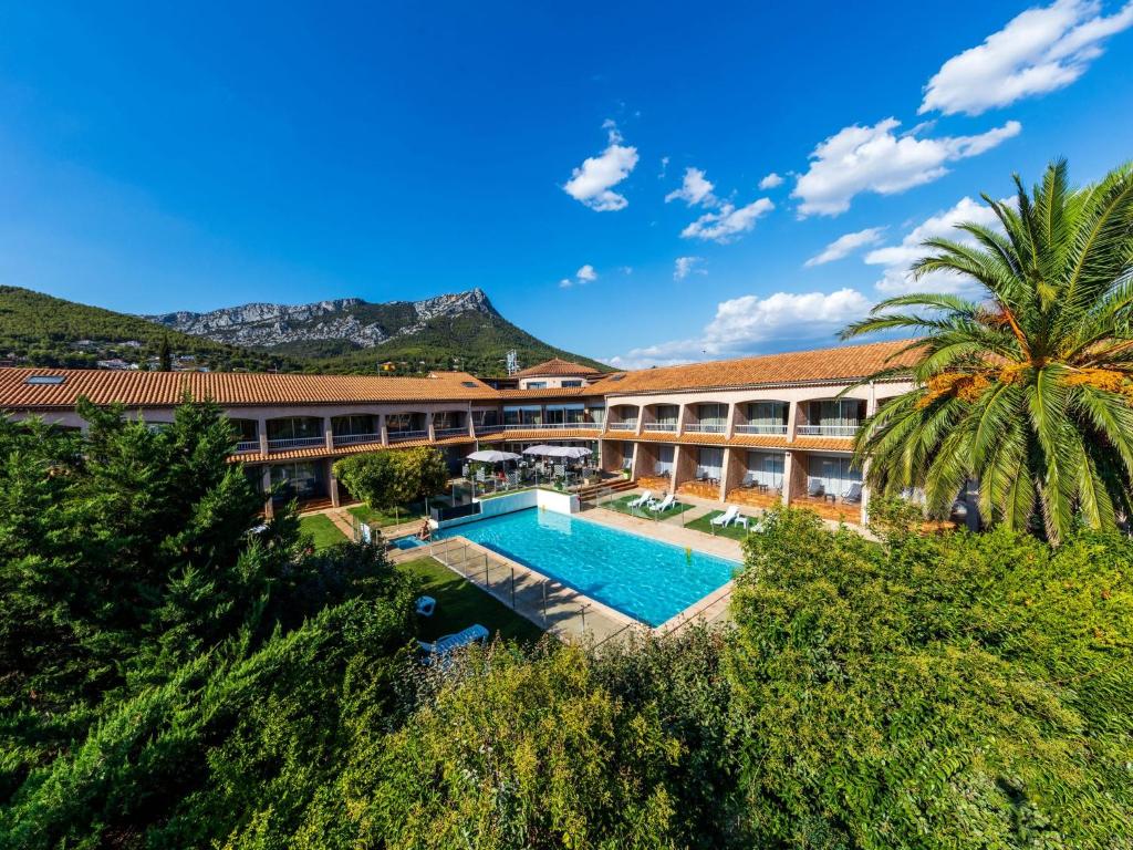 拉瓦雷特迪瓦尔Noemys Toulon La Valette - Hotel restaurant avec piscine的享有酒店空中美景,设有游泳池