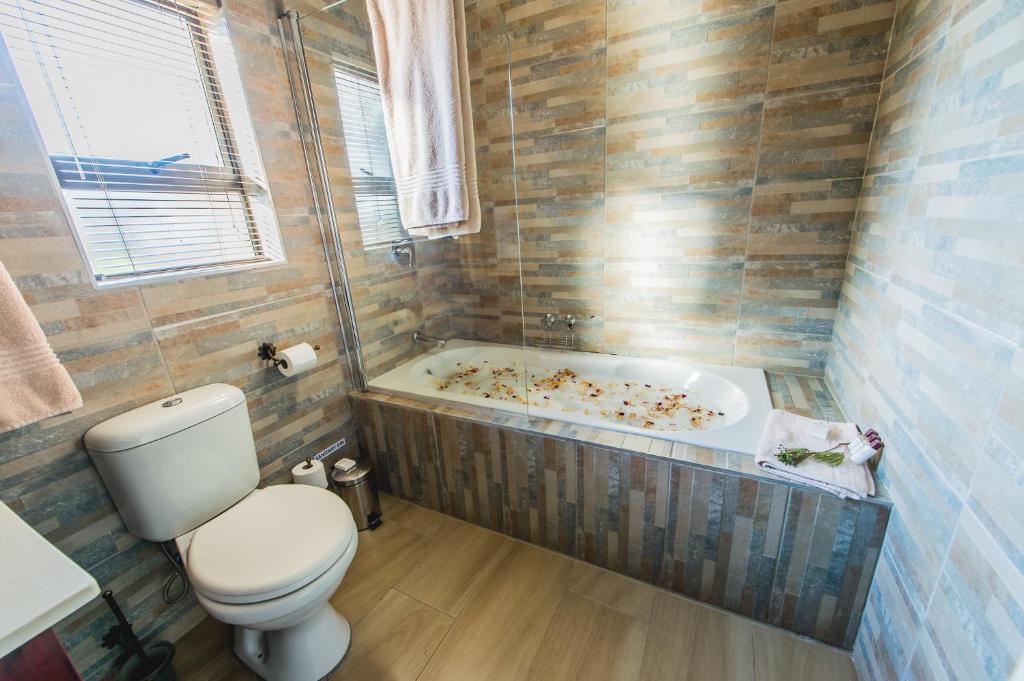KlipdriftRitsako Game Lodge的一间带卫生间和浴缸的浴室