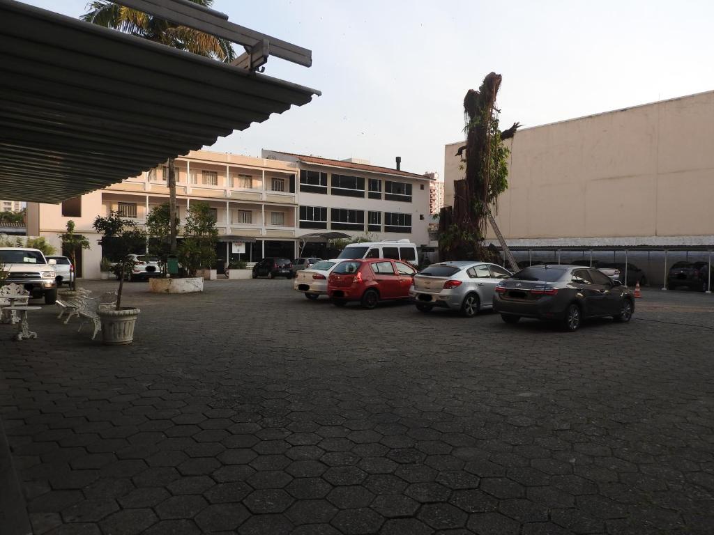 弗洛里亚诺波利斯勃律盖曼酒店的停车场,停车场停在大楼前