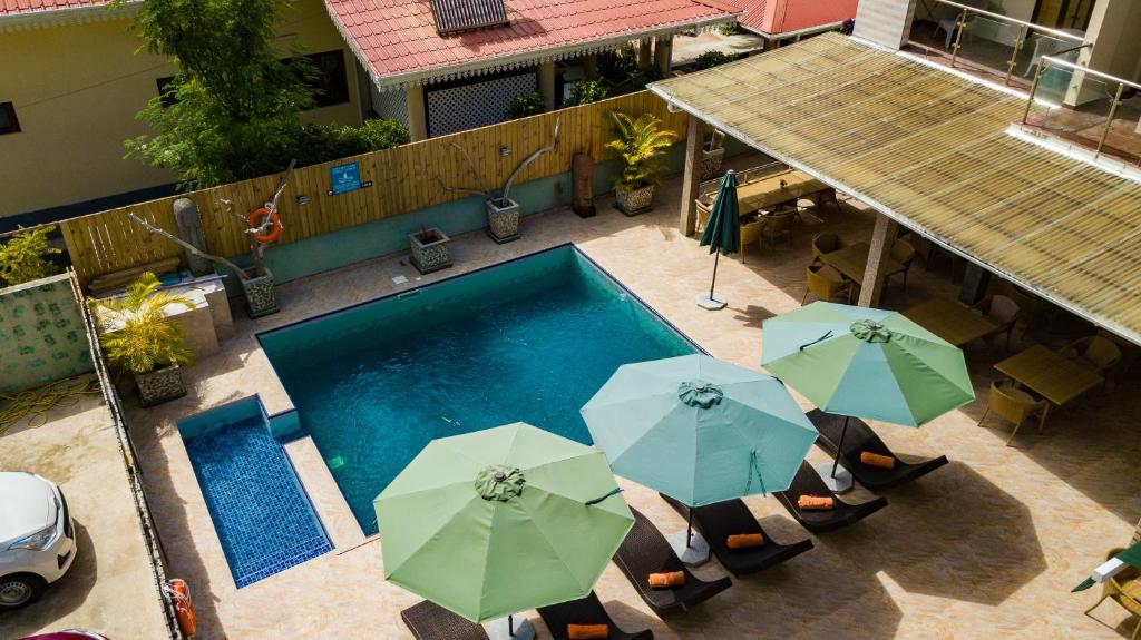贝圣安那切斯比豪华别墅公寓的享有带遮阳伞的游泳池的顶部景致