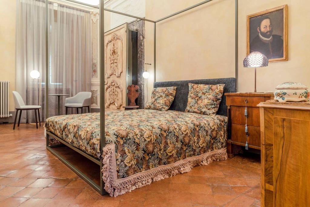 乌尔比诺Boutique Apartment Urbino的一间卧室配有一张带天蓬的床