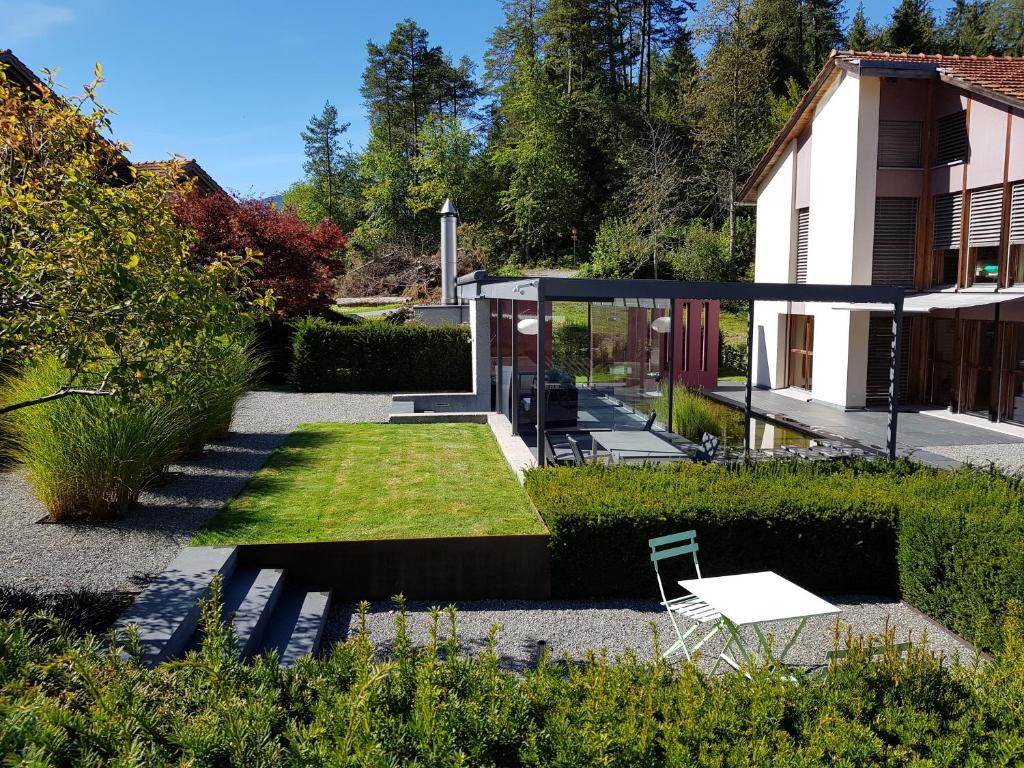 ValendasCarrera - Ferienhaus mit Traumgarten (120m2) für max. 2 Personen的花园,带草坪的玻璃屋