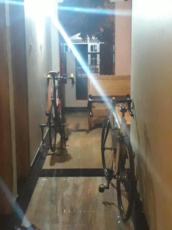 Wonosari纽奥尔琳德斯旅馆的两辆自行车停在走廊上,上面闪着光亮