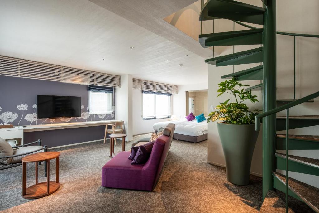 京都La Viola的一间带紫色沙发的客厅和一间卧室