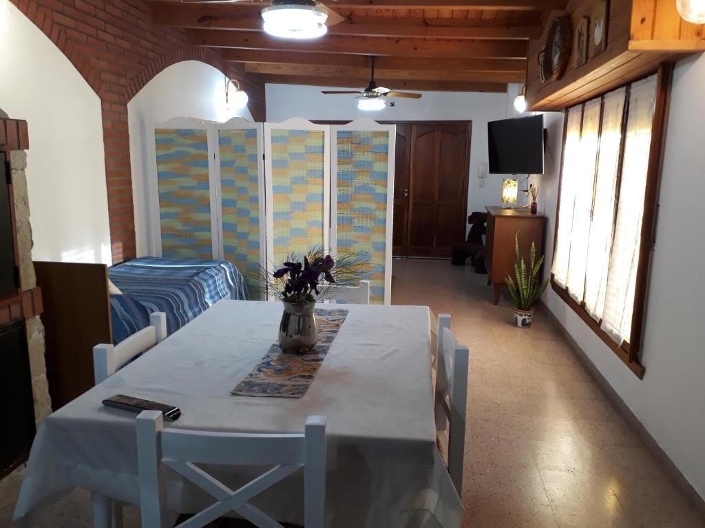 布兰卡港Oasis的一间配备有白色桌椅的用餐室
