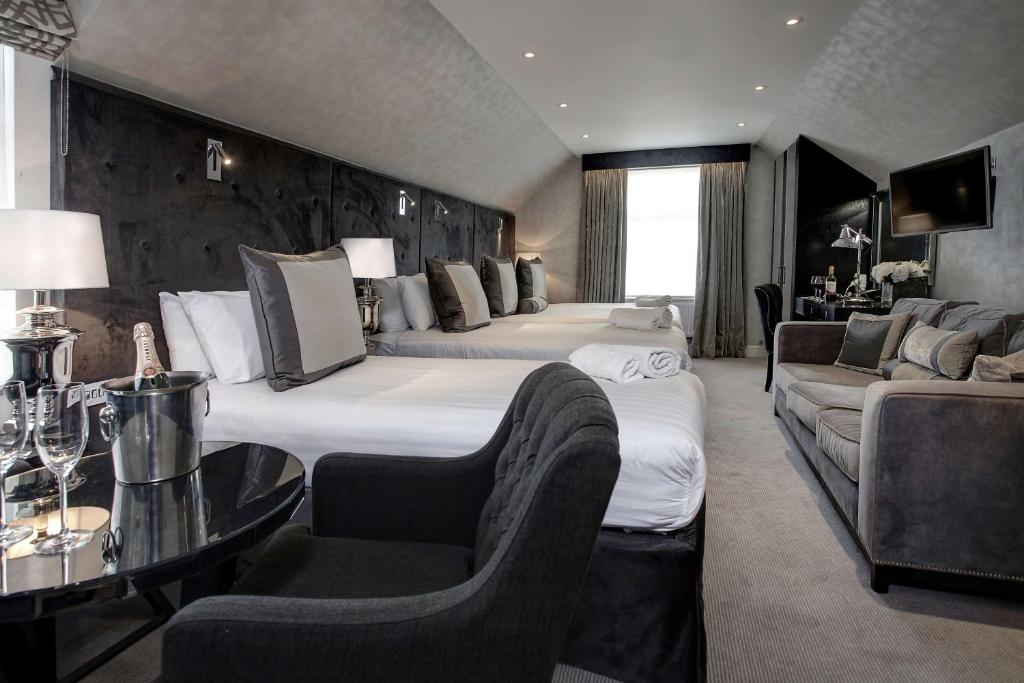 伦敦贝斯特韦斯特伦敦奇司威克宫套房酒店的大型酒店客房 - 带两张床和一张沙发