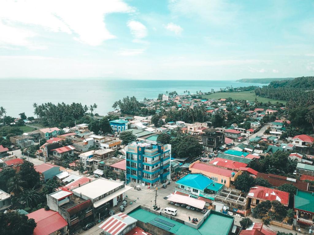 BulusanBulusan Tourist Inn的海洋旁小镇的空中景观