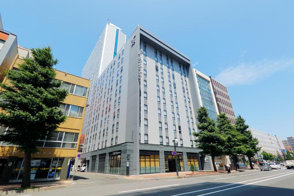 札幌札幌站南口JR酒店的一条街道上高大的建筑