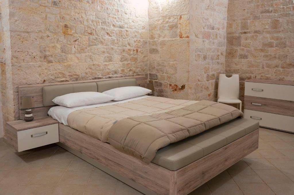 图里Pietranuova的一间卧室设有一张床和砖墙