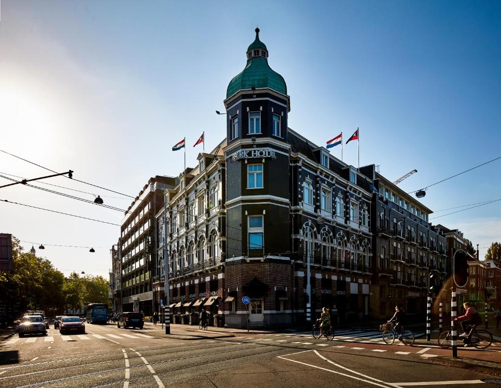 阿姆斯特丹Park Centraal Amsterdam, part of Sircle Collection的街道上一座带钟楼的大型建筑