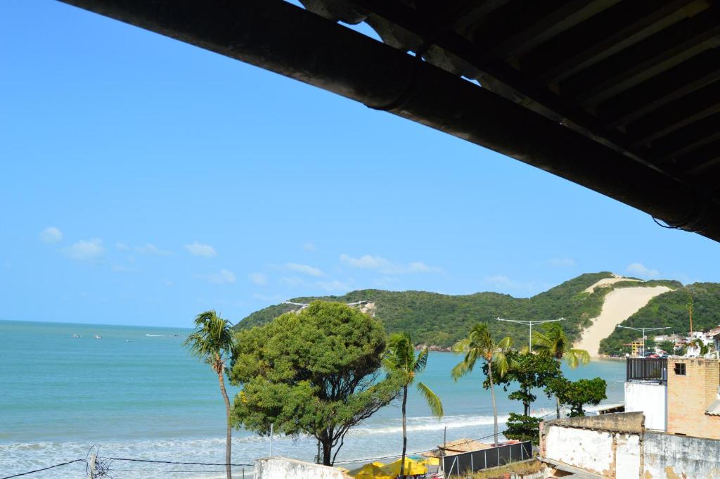 纳塔尔Pousada Terra do Sol Natal的享有棕榈树海滩和大海的景色