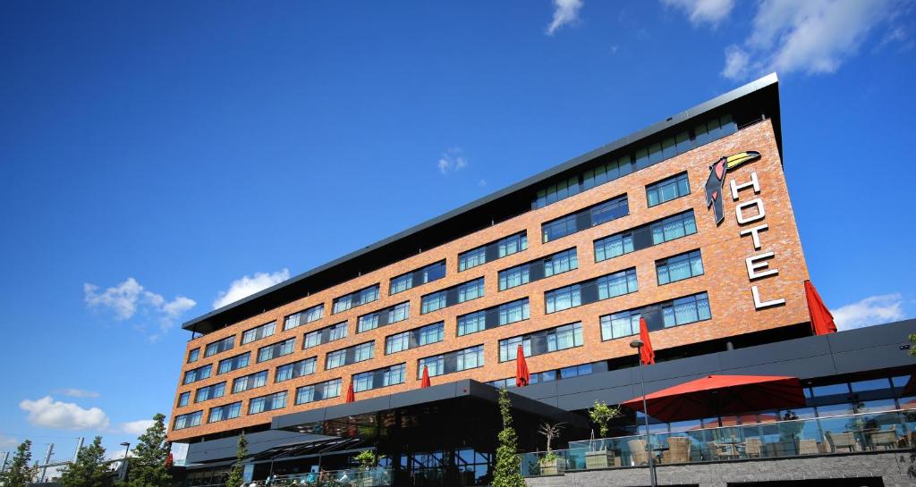 奥斯特赞奥斯特萨恩凡德瓦克酒店 - 阿姆斯特丹的蓝色天空的酒店建筑