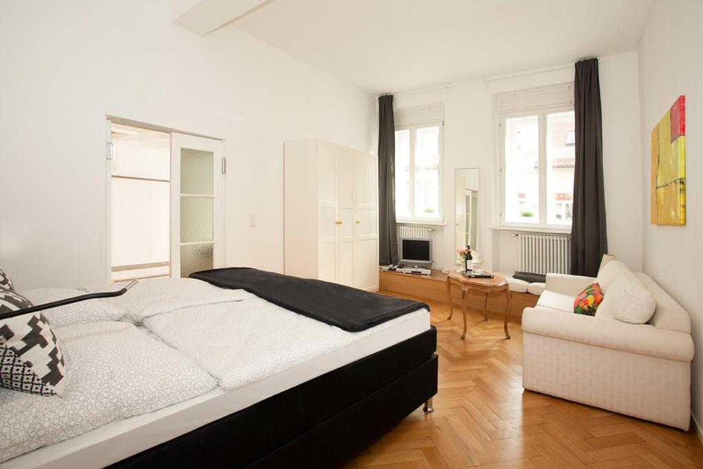 班贝格ROMEO & JULIA ZENTRAL的白色卧室配有床和沙发