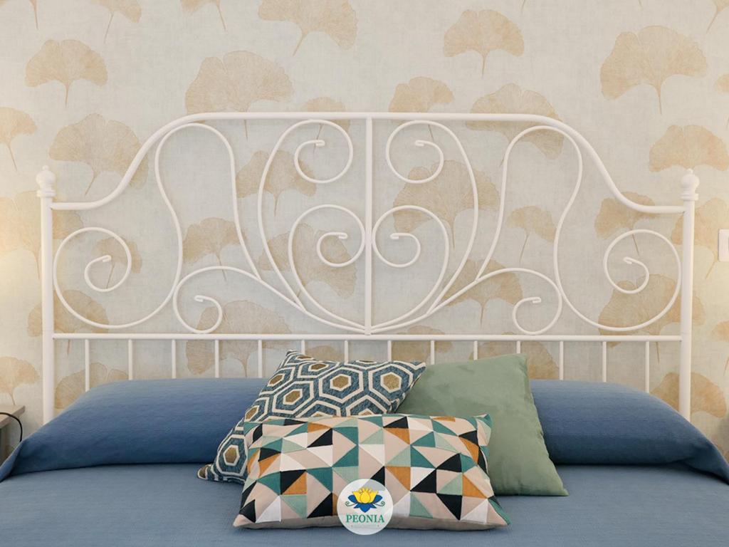 拉泰尔扎Peonia - appartamento的卧室内的一张带白色床头板的床
