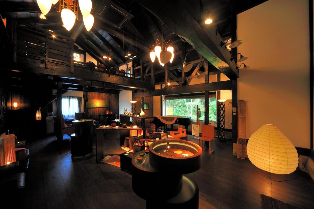 上山市梅格苏松酒店的客房设有带桌椅的餐厅。