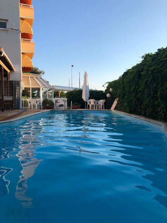 亚历山德鲁波利斯公园酒店的酒店内有一个蓝色的游泳池