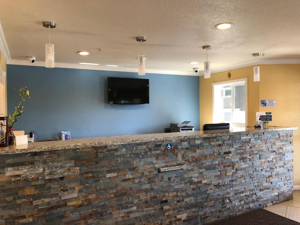 Clearlake OaksLake Point Lodge的一间酒吧,墙上挂着蓝色的电视