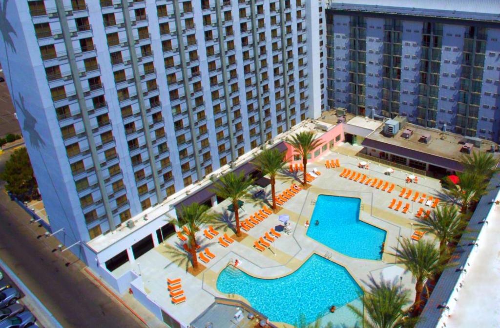 拉斯维加斯OYO Hotel and Casino Las Vegas的享有带游泳池的度假村的空中景致