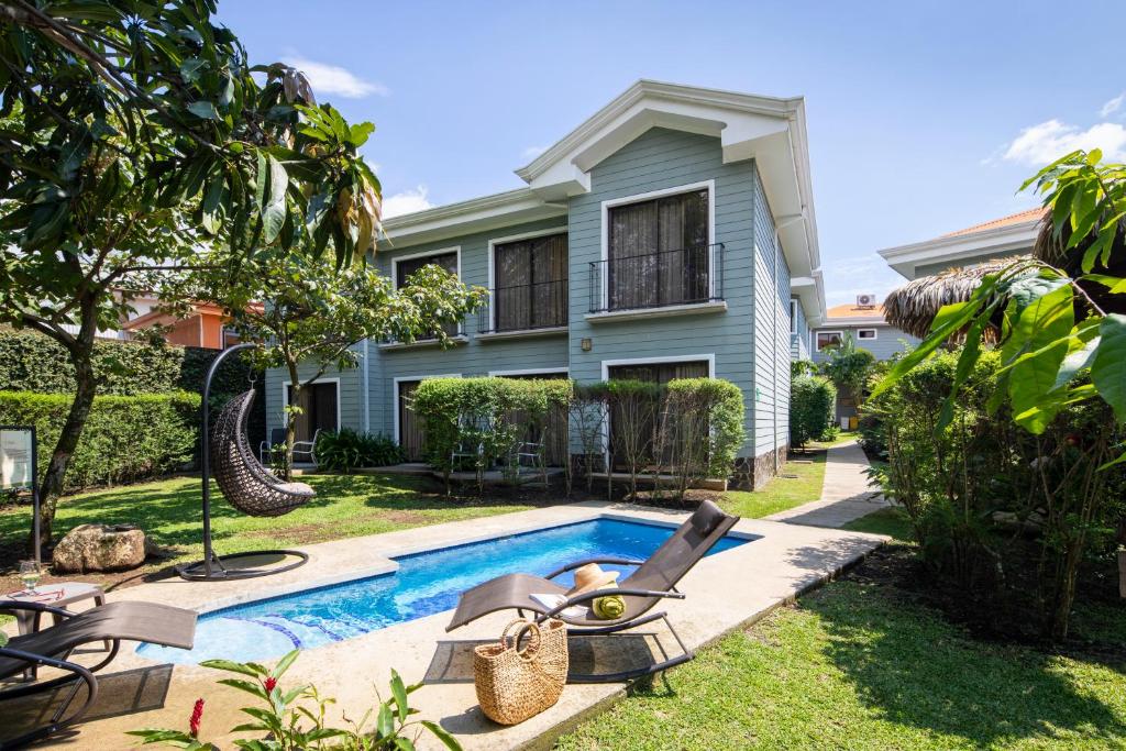 圣何塞罗斯康迪勒斯别墅酒店的庭院中带游泳池的房子