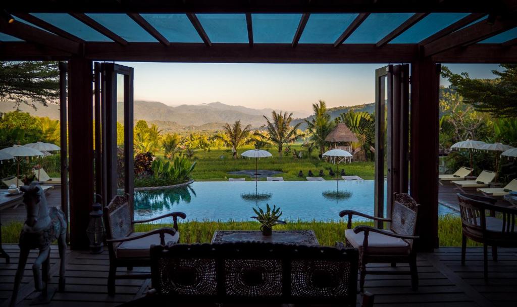 姆杜克巴厘岛桑纳克度假酒店的从度假村的门廊可欣赏到游泳池的景色