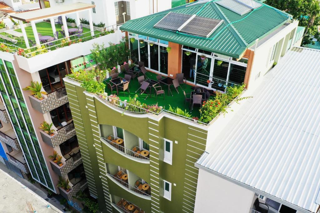 马富施Rosemary Boutique的享有建筑空中景致,设有屋顶花园