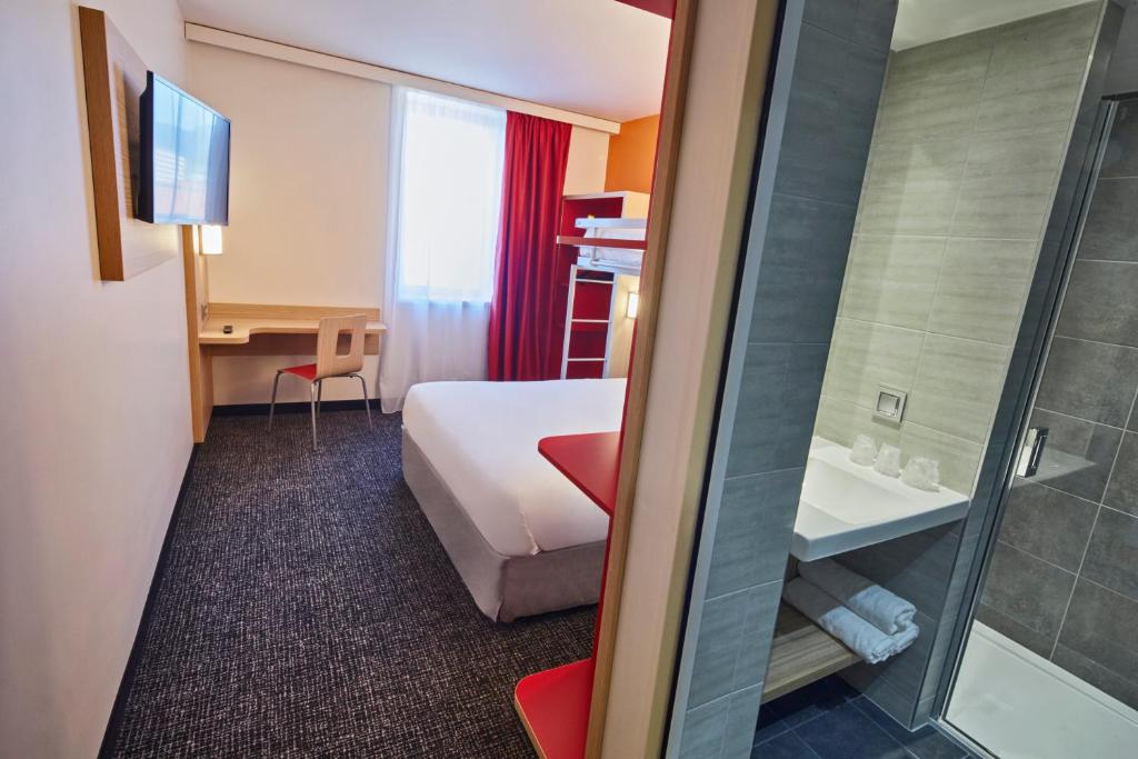 克莱蒙费朗Premiere Classe Clermont Ferrand Centre的一间酒店客房 - 带一张床和一间浴室