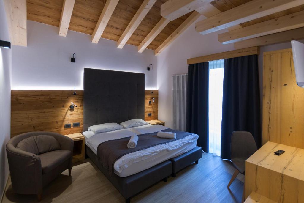 索拉加山金车大酒店 的一间卧室配有一张床、一把椅子和一张书桌