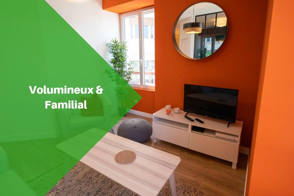 昂代Gahenda - Appartement Volumineux et Familial - Parking, WiFi & Netflix的一间带电视和镜子的客厅