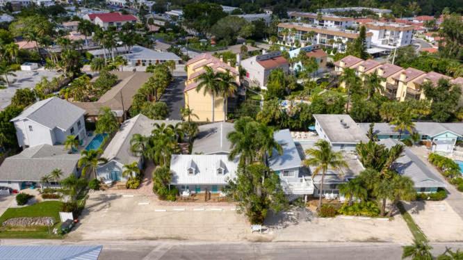 西耶斯塔岛Whitewood的享有拥有房屋和棕榈树的城市的空中景致