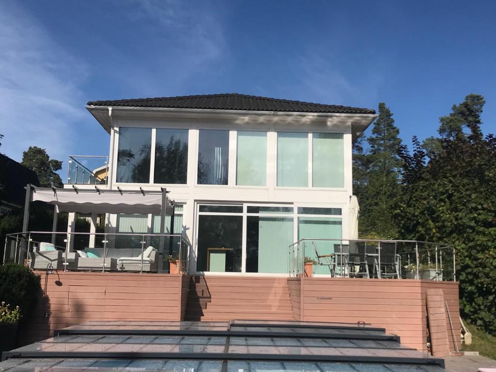 斯德哥尔摩nikos house;的房屋内设有带椅子的甲板