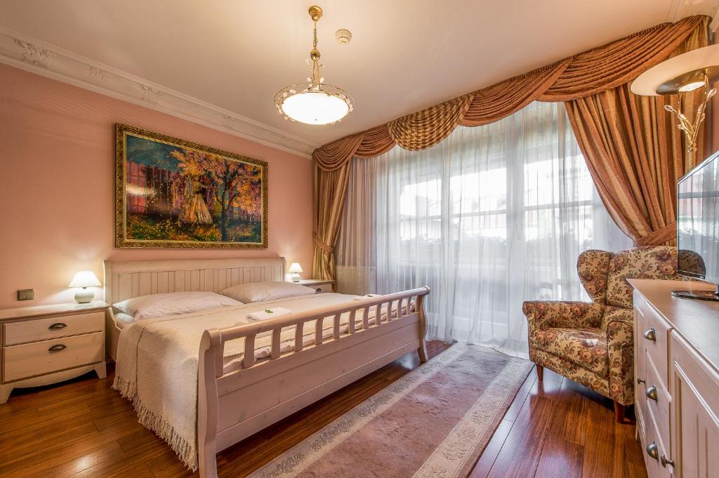 普雷绍夫卡普迪姆精品酒店的一间卧室配有一张床和一把椅子