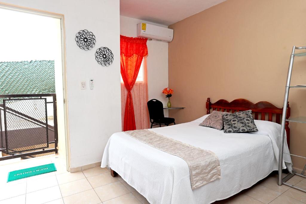 坎昆Casa de Ana - Habitación privada的一间卧室设有一张床和一个窗口