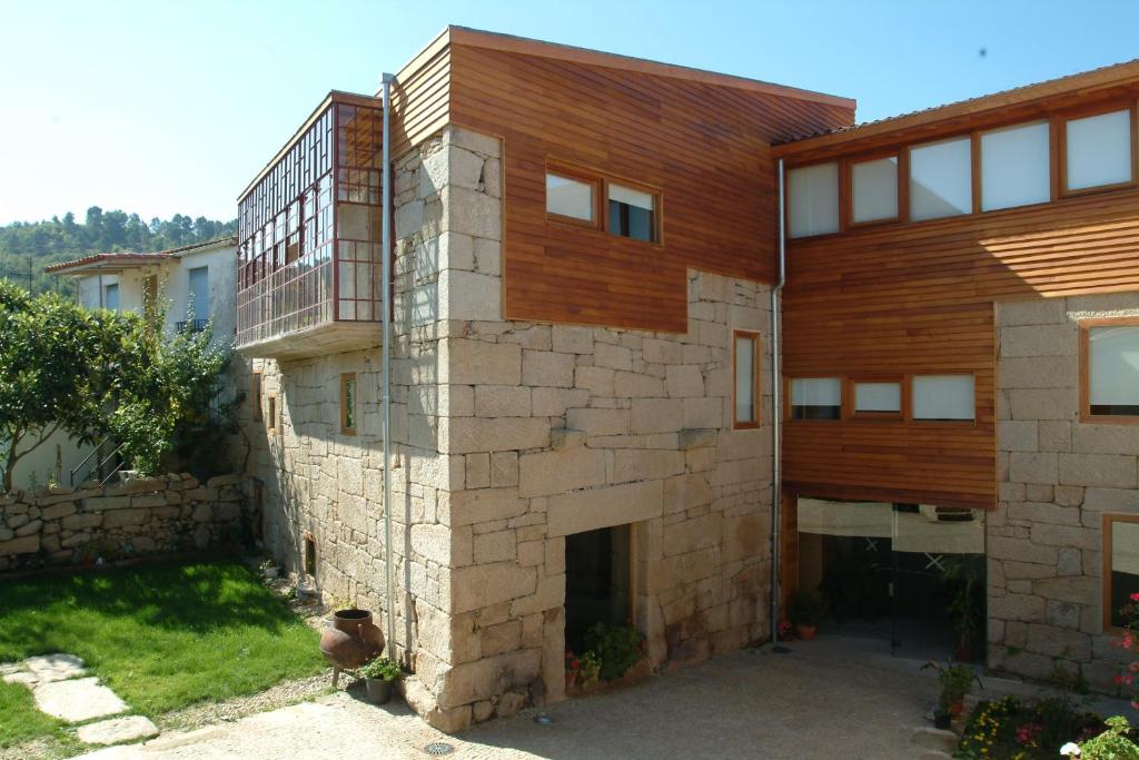 阿拉力兹卡萨比拉沃阿乡村民宿的一座用石墙建造的房屋
