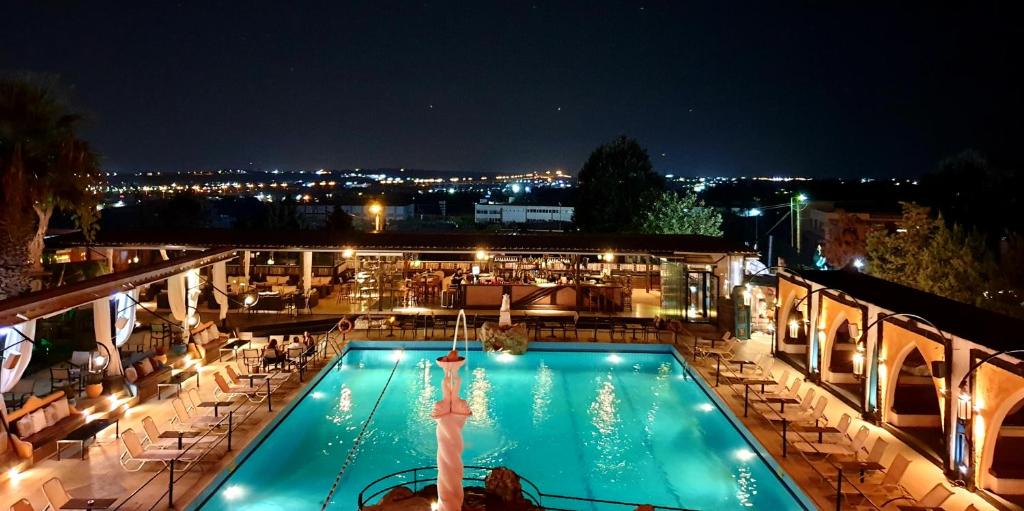 欧莱欧卡斯特伦诺威尔酒店的享有游泳池的夜间景致