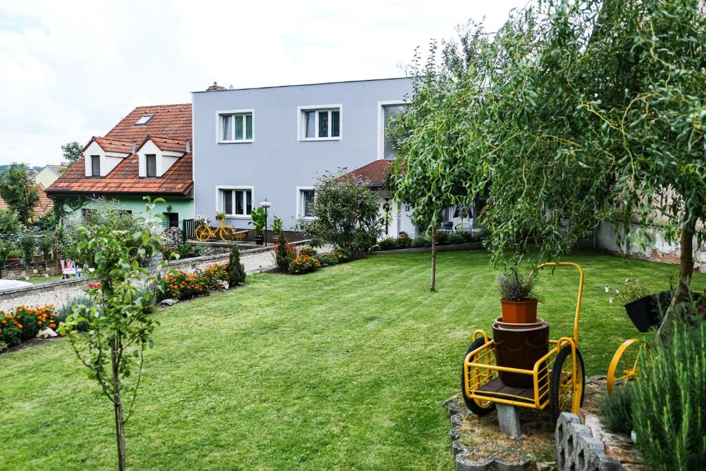 米库洛夫Apartment LIVI的一座有房子和树的院子
