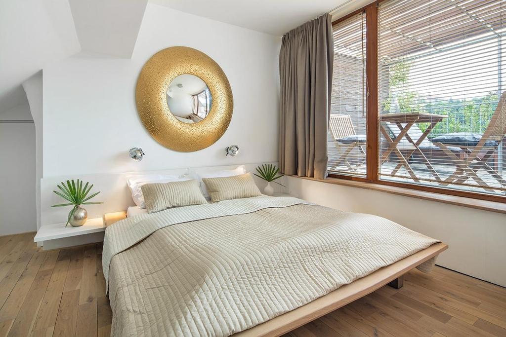 布拉格Holečkova Apartments的一间卧室设有一张大床和一个大窗户
