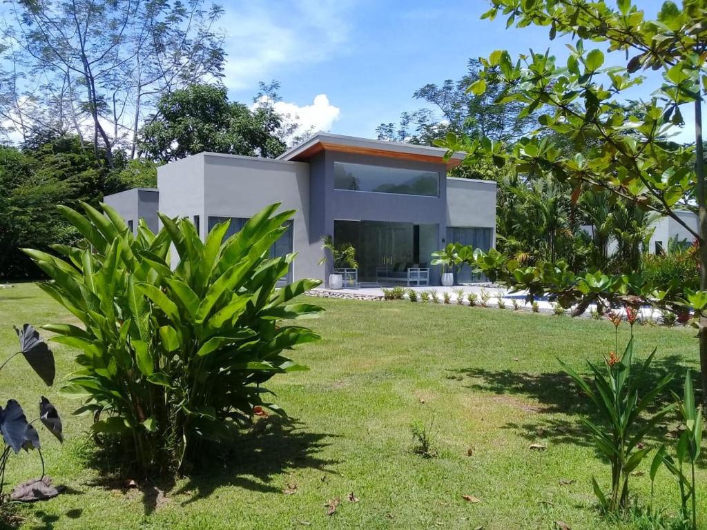 卡维塔Lilan Nature, Modern House N°1, private swimming pool.的前面有草坪的房子