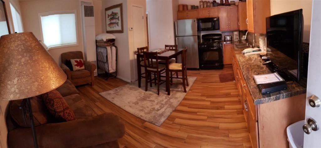 六月湖Birch Creek #1 - 1BR/1BA - Down Canyon的厨房和客厅铺有硬木地板。